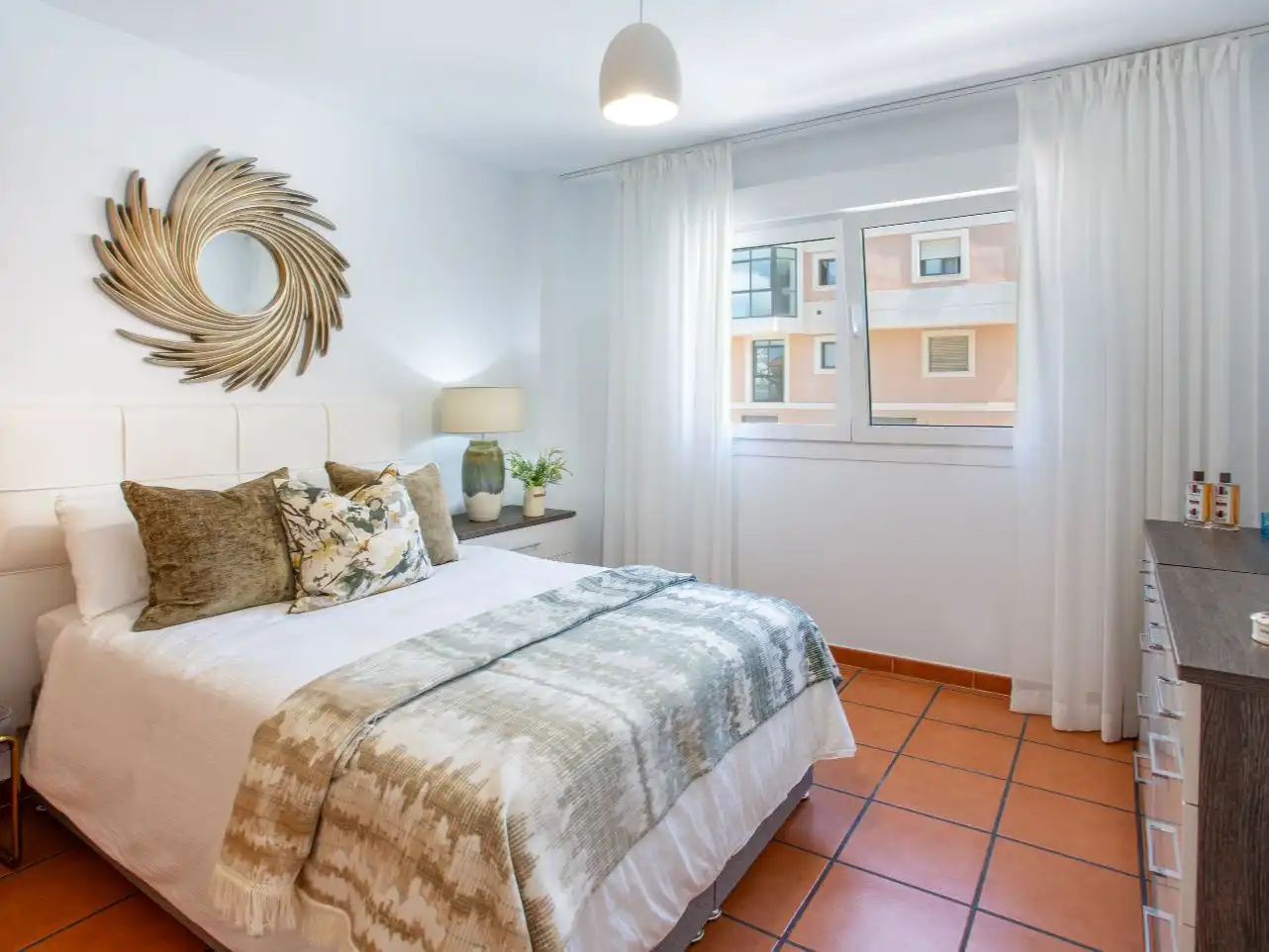 Dormitori de Casa o xalet en venda en Manilva amb Aire condicionat, Terrassa i Piscina