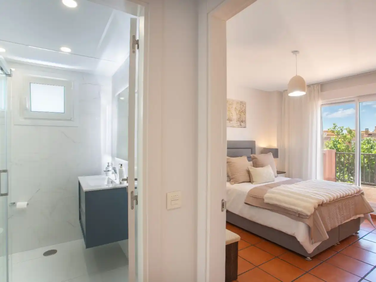 Dormitori de Casa o xalet en venda en Manilva amb Aire condicionat, Terrassa i Piscina
