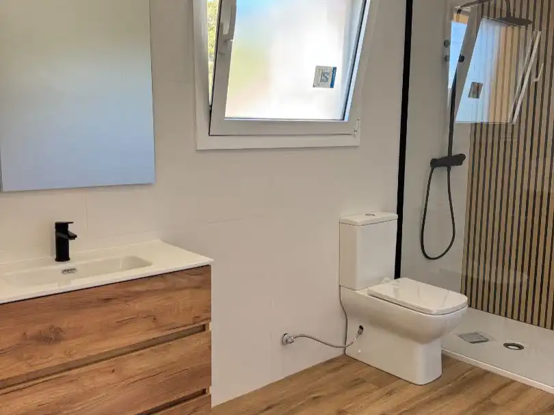 Badezimmer von Wohnung zum Verkauf in Canyelles mit Klimaanlage, Privatgarten und Terrasse