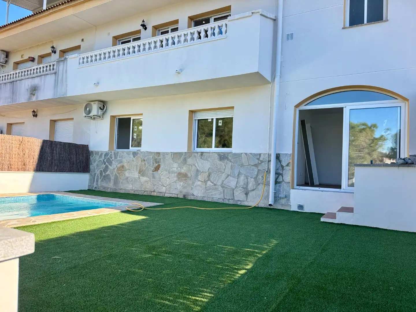 Schwimmbecken von Wohnung zum Verkauf in Canyelles mit Klimaanlage, Privatgarten und Terrasse
