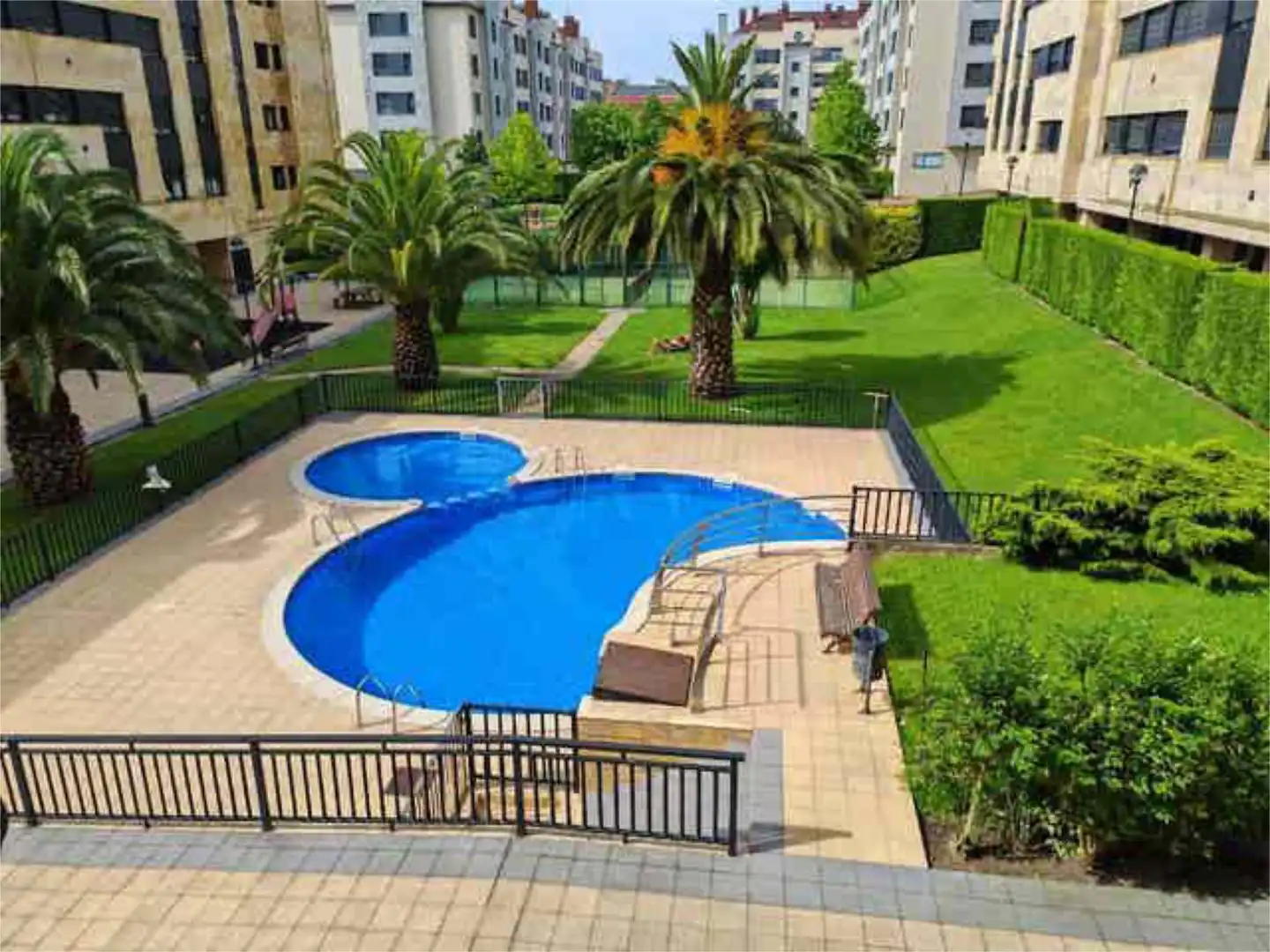 Wohnung zum Verkauf in Barrio del Centro Schwimmbecken von Wohnung zum Verkauf in Gijón mit Heizung, Privatgarten und Abstellraum