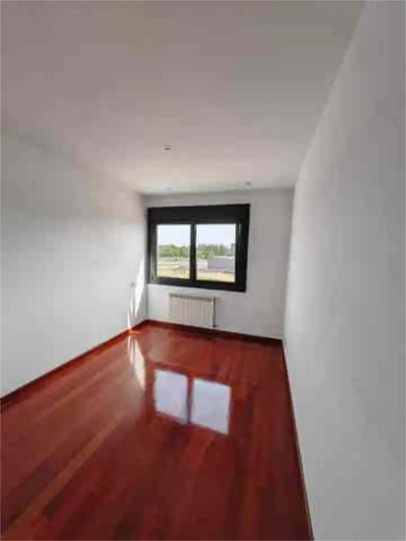 Wohnung zum Verkauf in Barrio del Centro Schlafzimmer von Wohnung zum Verkauf in Gijón mit Heizung, Privatgarten und Abstellraum