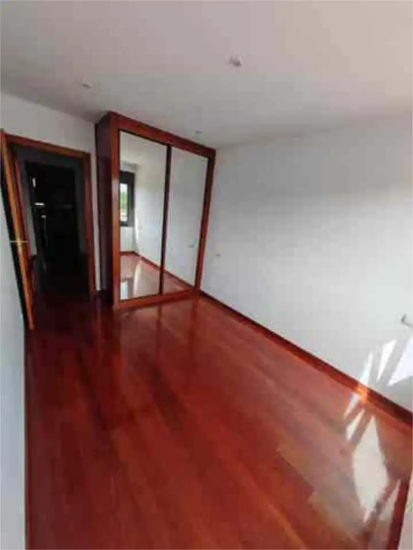 Wohnung zum Verkauf in Barrio del Centro Schlafzimmer von Wohnung zum Verkauf in Gijón mit Heizung, Privatgarten und Abstellraum