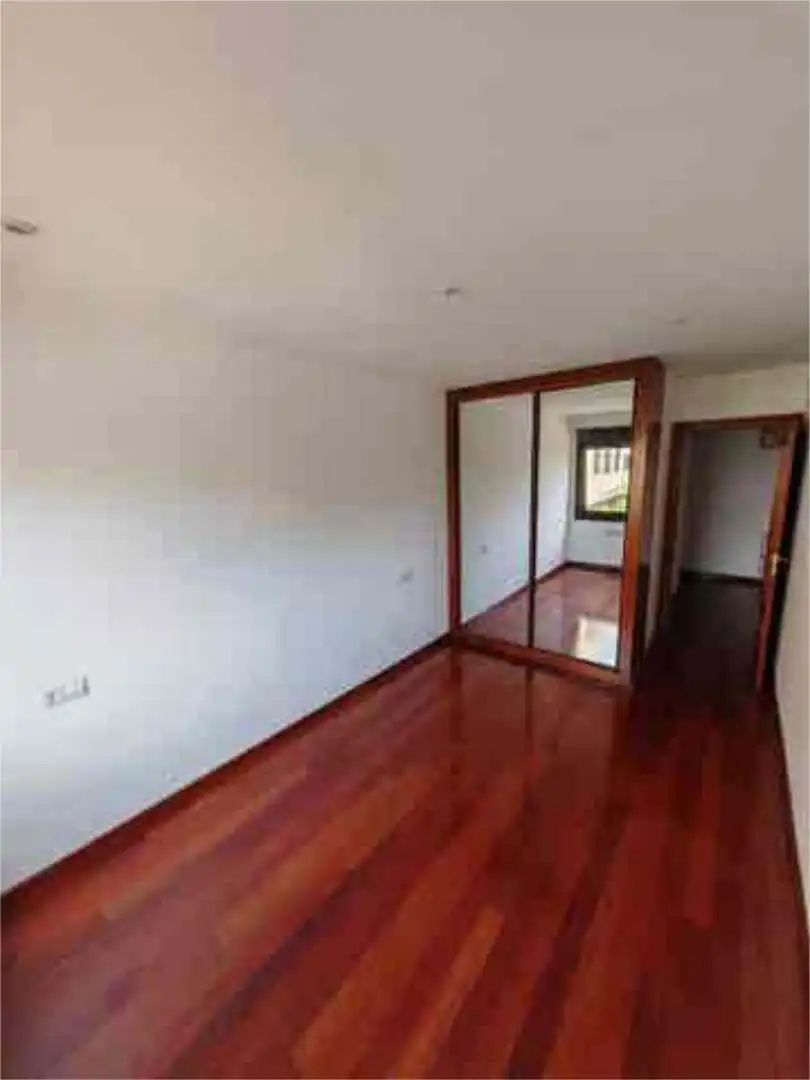 Wohnung zum Verkauf in Barrio del Centro Schlafzimmer von Wohnung zum Verkauf in Gijón mit Heizung, Privatgarten und Abstellraum