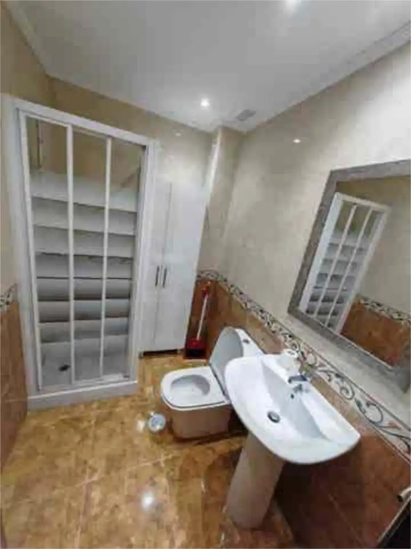 Wohnung zum Verkauf in Barrio del Centro Badezimmer von Wohnung zum Verkauf in Gijón mit Heizung, Privatgarten und Abstellraum