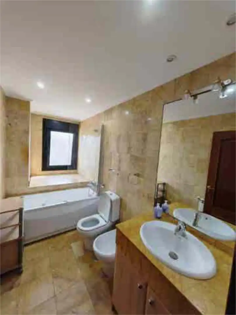 Wohnung zum Verkauf in Barrio del Centro Badezimmer von Wohnung zum Verkauf in Gijón mit Heizung, Privatgarten und Abstellraum