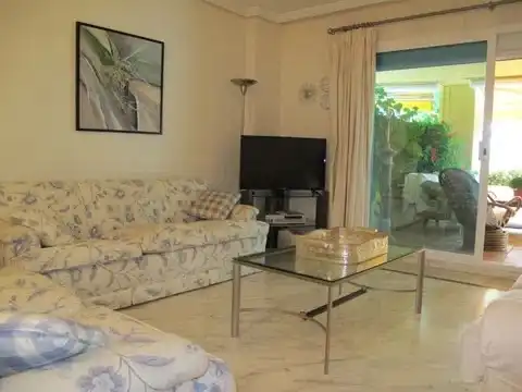 Sala de estar de Apartamento de alquiler en Marbella con Aire acondicionado, Terraza y Piscina