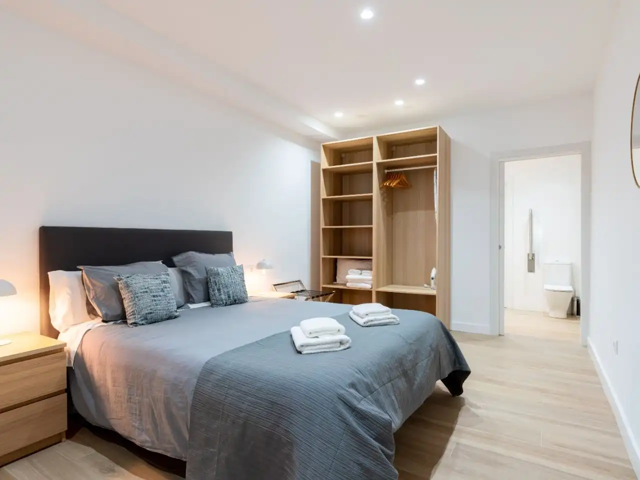 Apartament de lloguer a Calle San Bernardo, 24, San Bernardo Dormitori de Apartament de lloguer en Sevilla amb Aire condicionat, Calefacció i Parquet