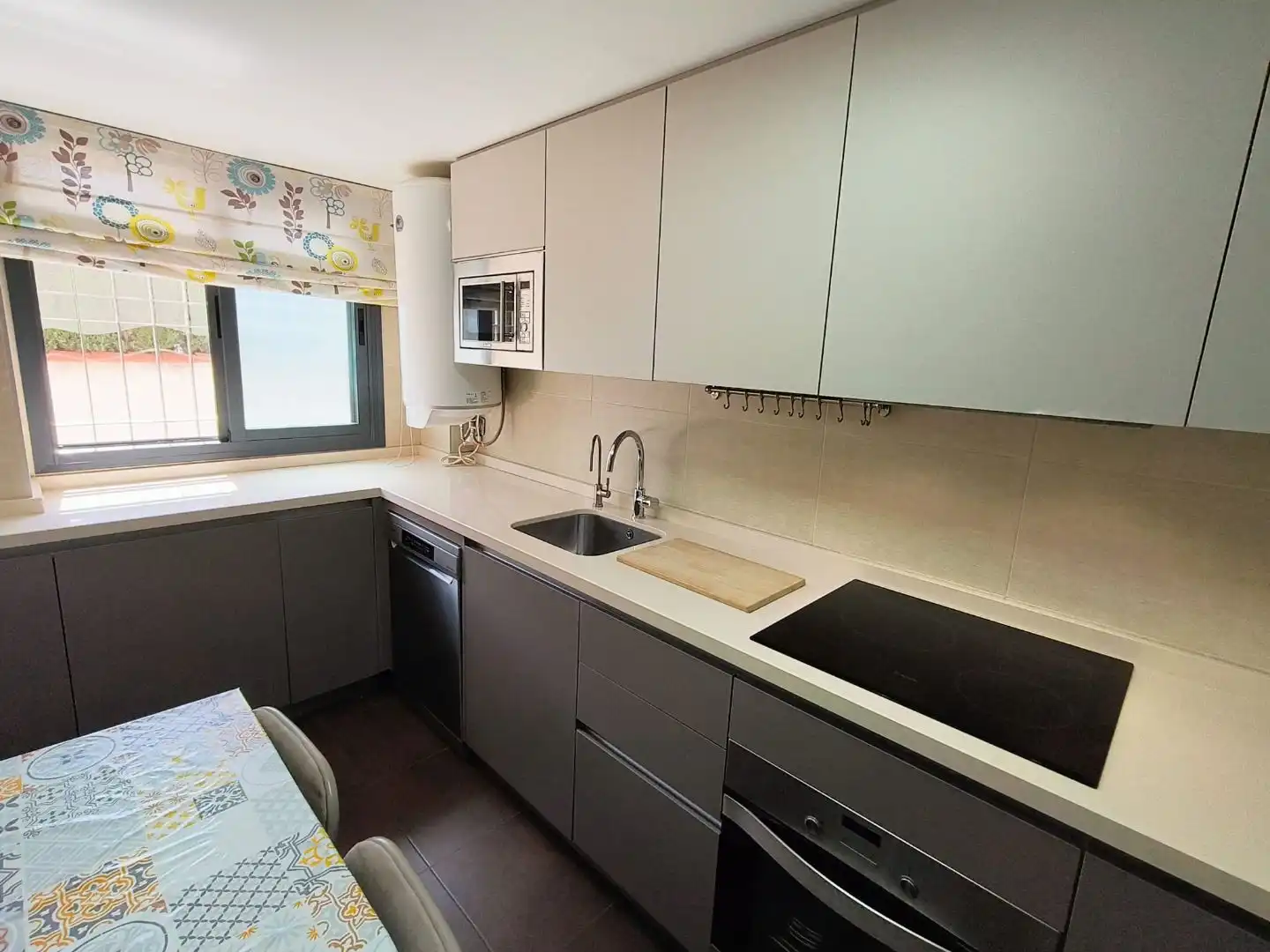 Wohnung zum Verkauf in Calle Palencia, 23, Las Tres Cruces Küche von Wohnung zum Verkauf in Armilla mit Klimaanlage