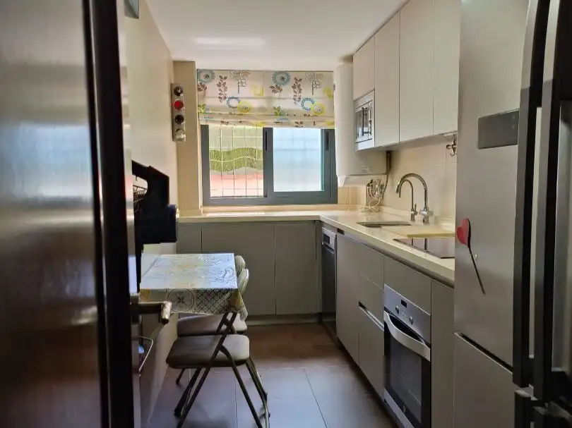Wohnung zum Verkauf in Calle Palencia, 23, Las Tres Cruces Küche von Wohnung zum Verkauf in Armilla mit Klimaanlage