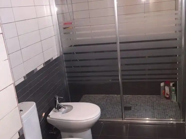 Baño de Piso de alquiler en Jaén con Aire acondicionado, Calefacción y Parquet