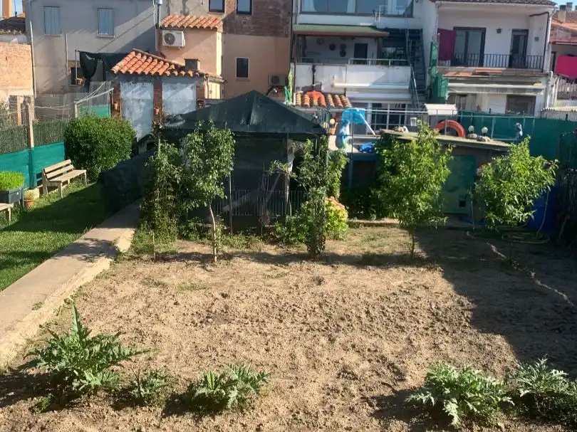 Einfamilien-Reihenhaus zum Verkauf in Carrer del Pont, 6, La Bisbal d'Empordà Einfamilien-Reihenhaus zum Verkauf in La Bisbal d'Empordà mit Klimaanlage, Heizung und Privatgarten