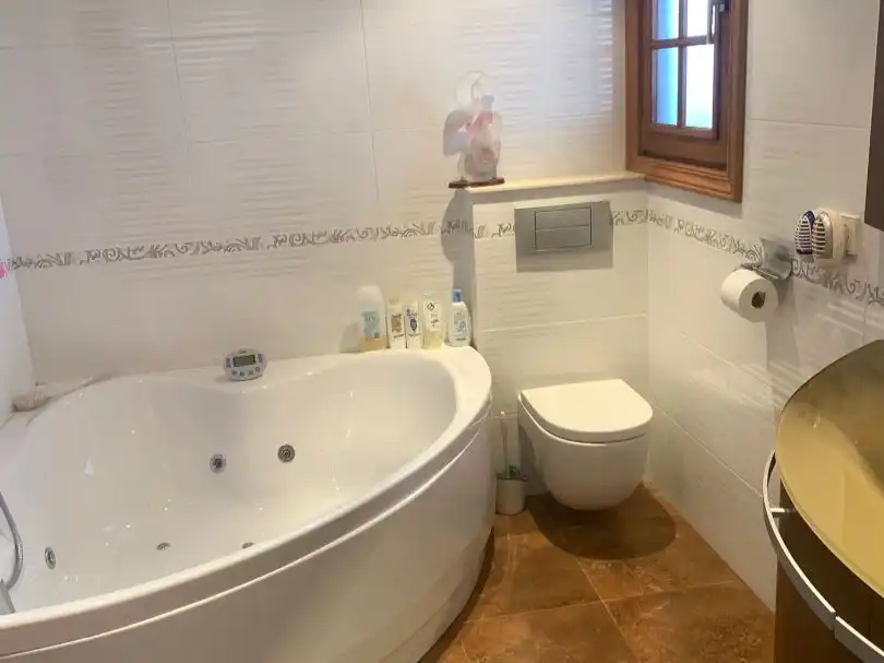 Einfamilien-Reihenhaus zum Verkauf in Carrer del Pont, 6, La Bisbal d'Empordà Badezimmer von Einfamilien-Reihenhaus zum Verkauf in La Bisbal d'Empordà mit Klimaanlage, Heizung und Privatgarten