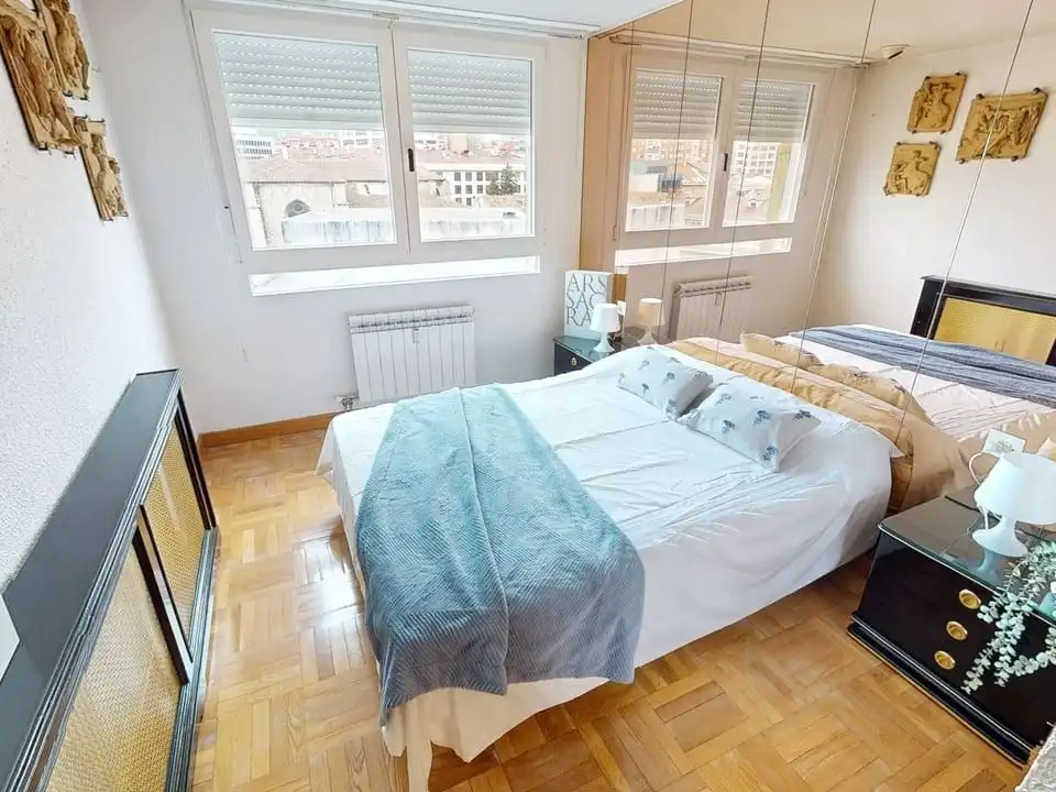 Pis en venda a Calle Cardenal Benlloch, 3, Villa Pilar Dormitori de Pis en venda en Burgos amb Calefacció, Parquet i Moblat