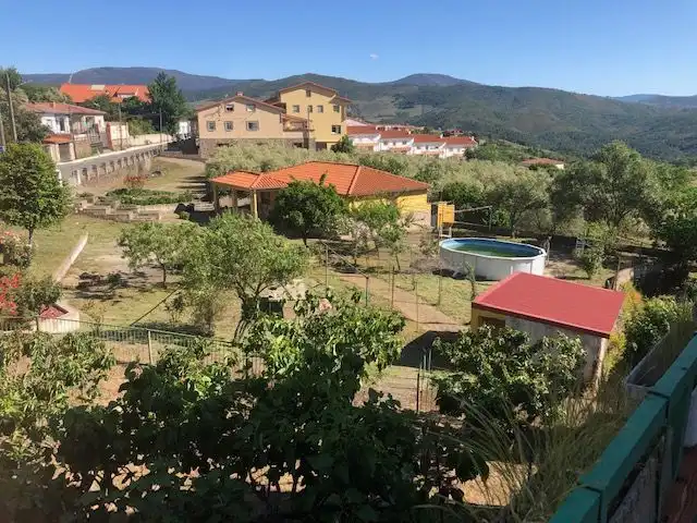 Vista exterior de Casa adosada en venda en Casar de Palomero amb Terrassa, Moblat i Balcó
