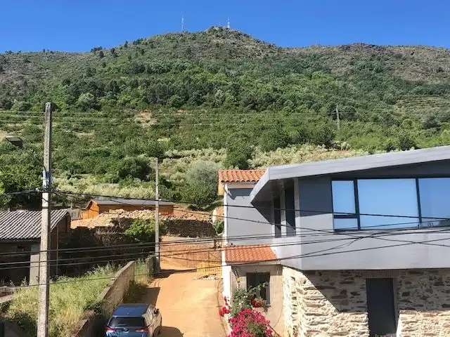 Vista exterior de Casa adosada en venda en Casar de Palomero amb Terrassa, Moblat i Balcó