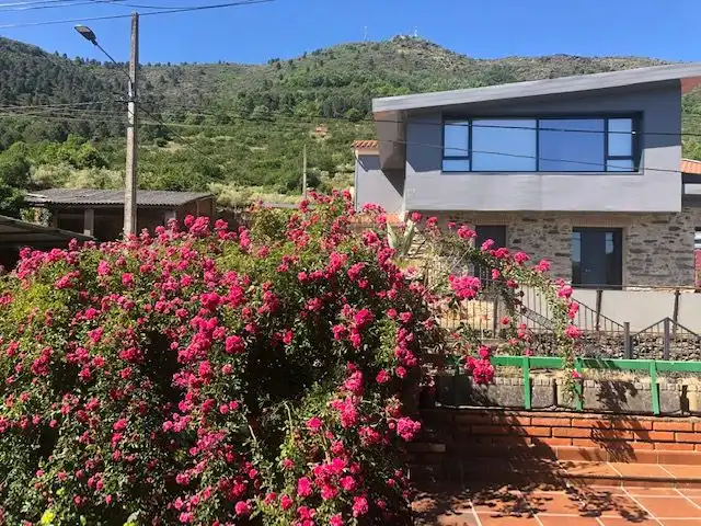 Vista exterior de Casa adosada en venda en Casar de Palomero amb Terrassa, Moblat i Balcó
