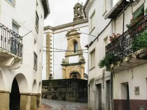 Vista exterior de Casa adosada en venda en Casar de Palomero amb Terrassa, Moblat i Balcó