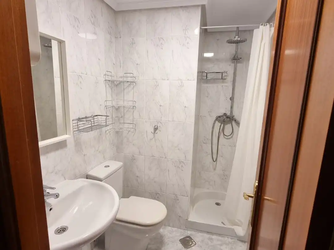 Wohnung zur Miete in Iturrilun Plaza, Zarautz Badezimmer von Wohnung zur Miete in Zarautz mit Heizung, Abstellraum und Möbliert