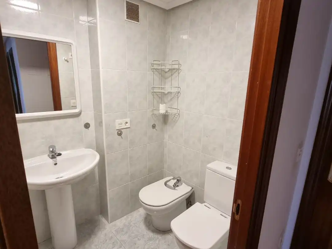 Wohnung zur Miete in Iturrilun Plaza, Zarautz Badezimmer von Wohnung zur Miete in Zarautz mit Heizung, Abstellraum und Möbliert