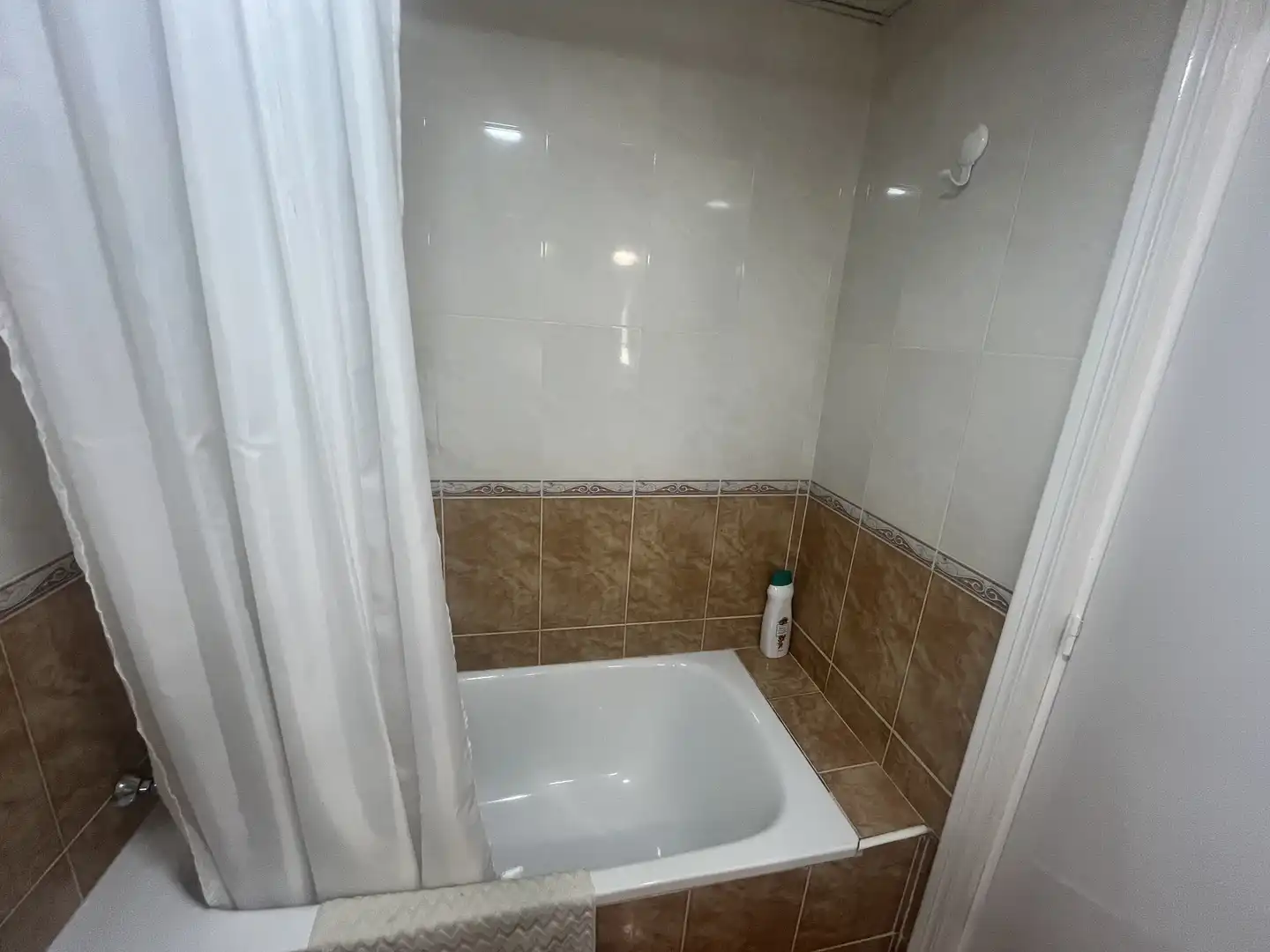 Baño de Estudio de alquiler en Sevilla con Aire acondicionado, Calefacción y Amueblado
