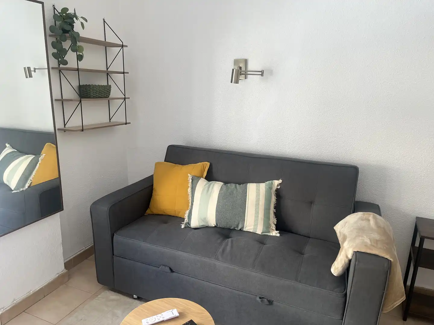 Sala de estar de Estudio de alquiler en Sevilla con Aire acondicionado, Calefacción y Amueblado