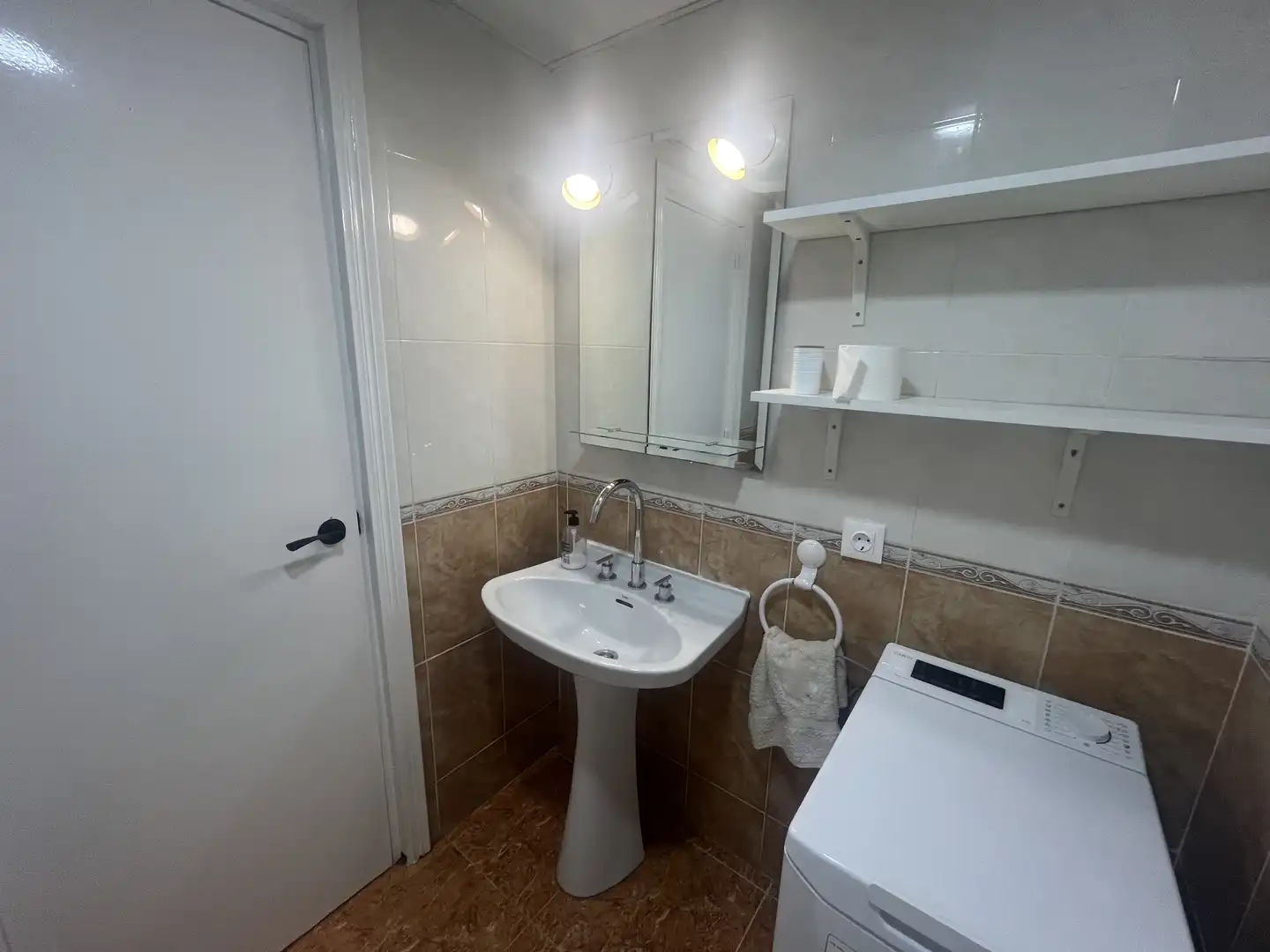 Baño de Estudio de alquiler en Sevilla con Aire acondicionado, Calefacción y Amueblado