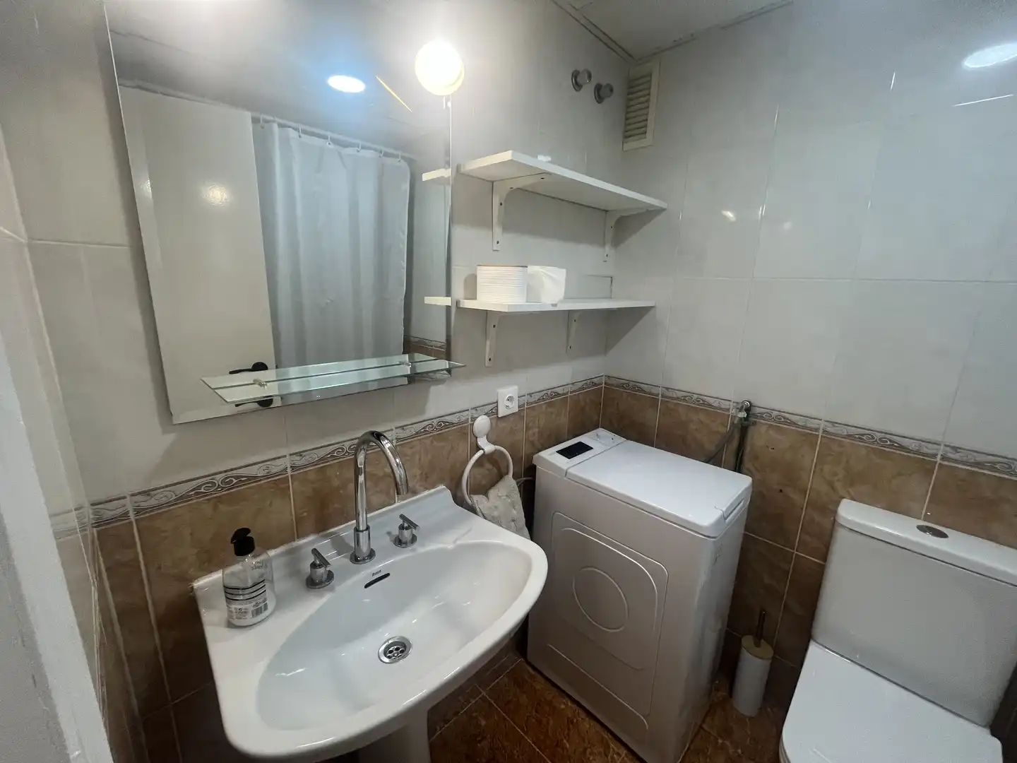 Baño de Estudio de alquiler en Sevilla con Aire acondicionado, Calefacción y Amueblado
