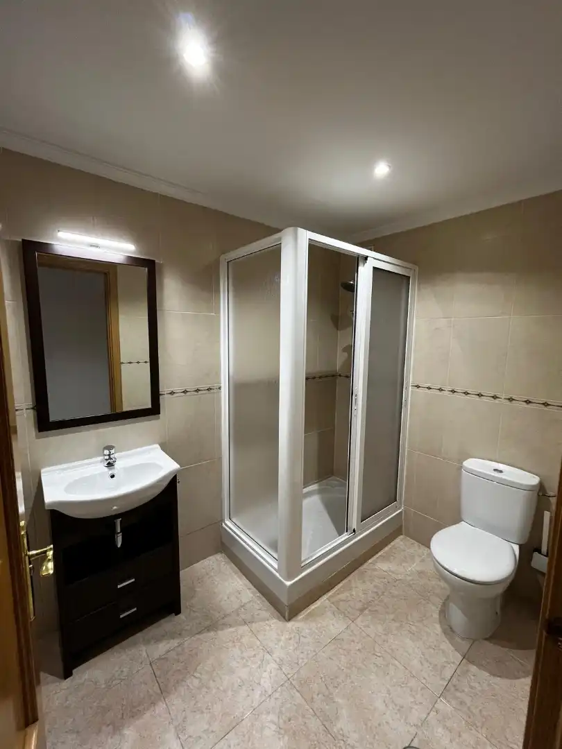 Baño de Piso de alquiler en Coria con Aire acondicionado, Calefacción y Amueblado