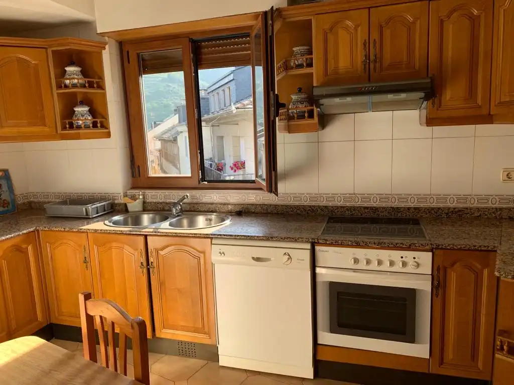 Cuina de Pis de lloguer en Villafranca del Bierzo amb Calefacció, Parquet i Moblat