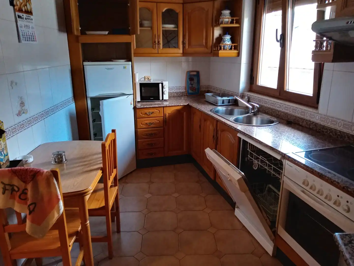 Cuina de Pis de lloguer en Villafranca del Bierzo amb Calefacció, Parquet i Moblat