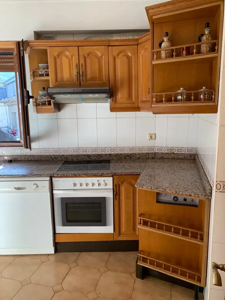 Cuina de Pis de lloguer en Villafranca del Bierzo amb Calefacció, Parquet i Moblat