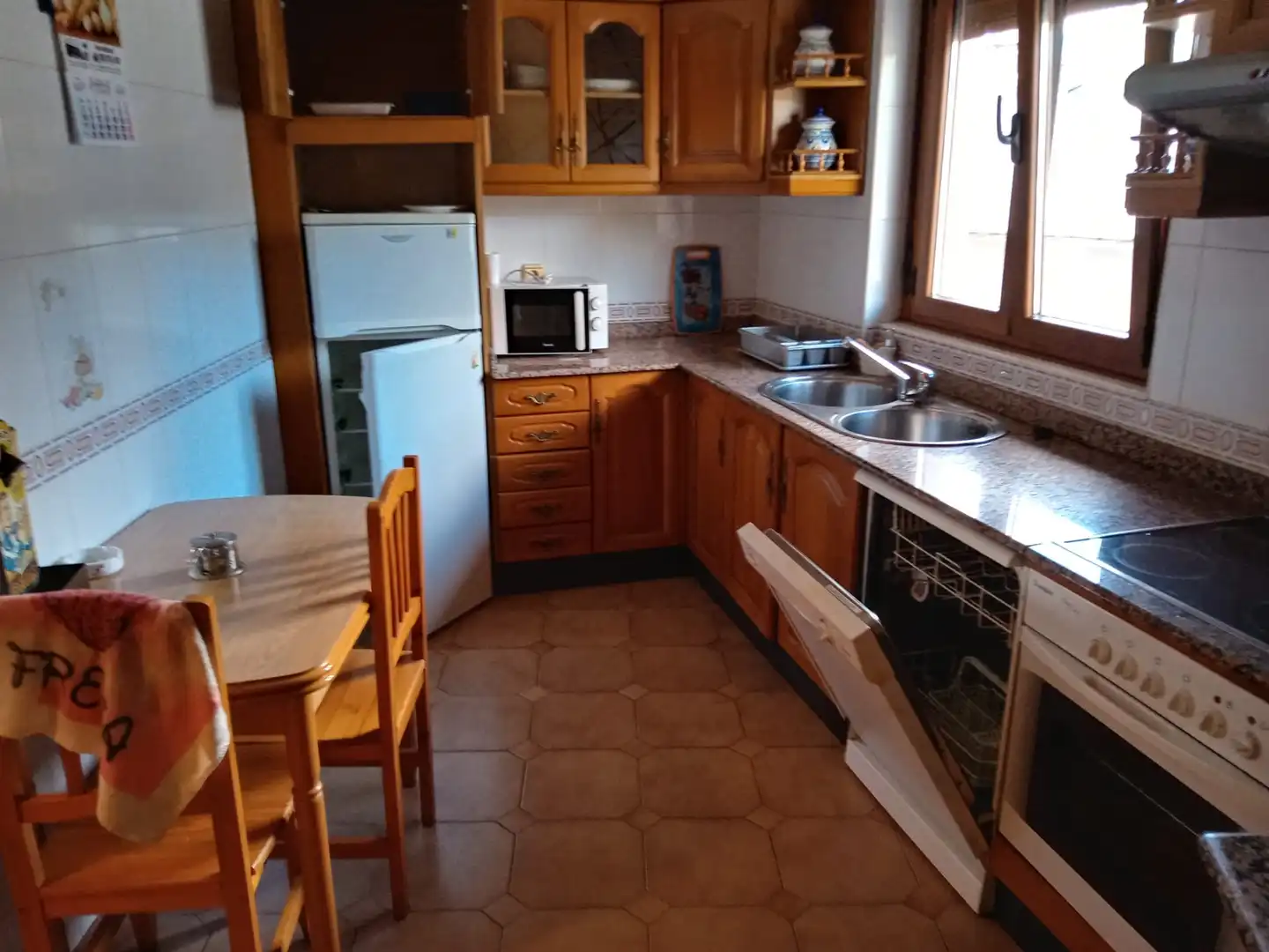 Cuina de Pis de lloguer en Villafranca del Bierzo amb Calefacció, Parquet i Moblat