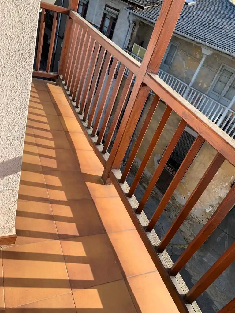 Terrassa de Pis de lloguer en Villafranca del Bierzo amb Calefacció, Parquet i Moblat