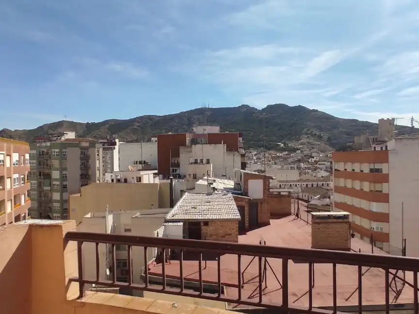 Ático de alquiler en Calle de Cánovas del Castillo, El Carril - Paseo de Chapi Vista exterior de Ático de alquiler en Villena con Terraza y Balcón