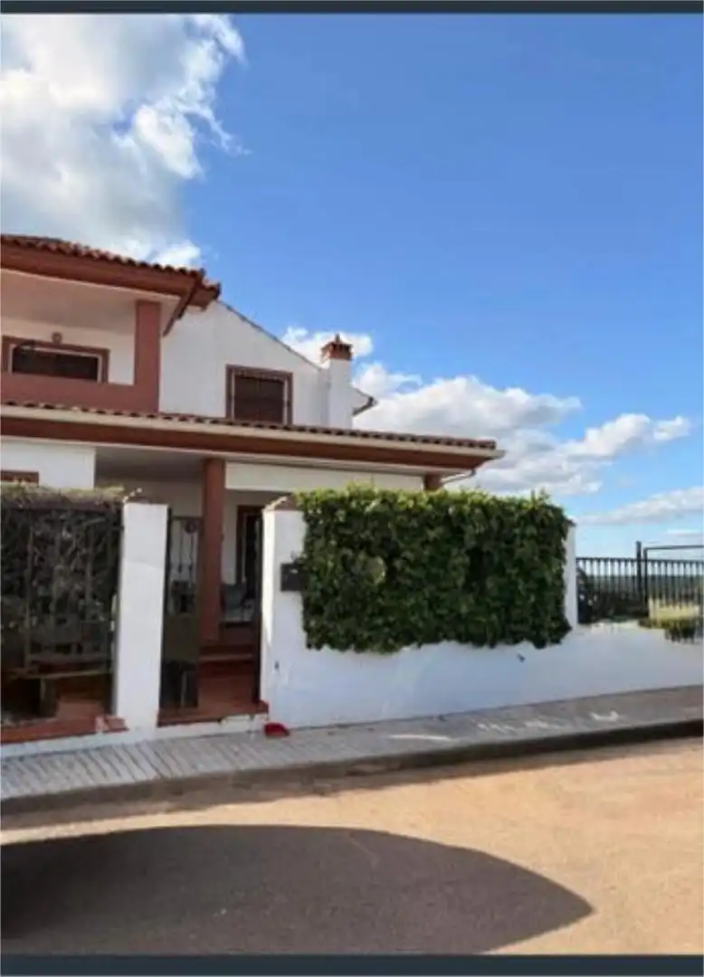 Casa adosada en venda a Olivenza Jardí de Casa adosada en venda en Olivenza amb Calefacció, Terrassa i Traster