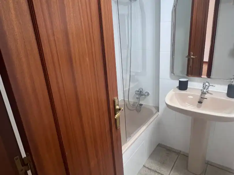 Bathroom of Flat for rent in Oviedo   with Heating, Parquet flooring and Furnished