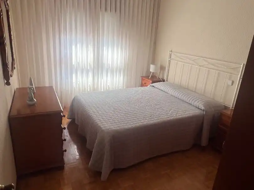Bedroom of Flat for rent in Oviedo   with Heating, Parquet flooring and Furnished