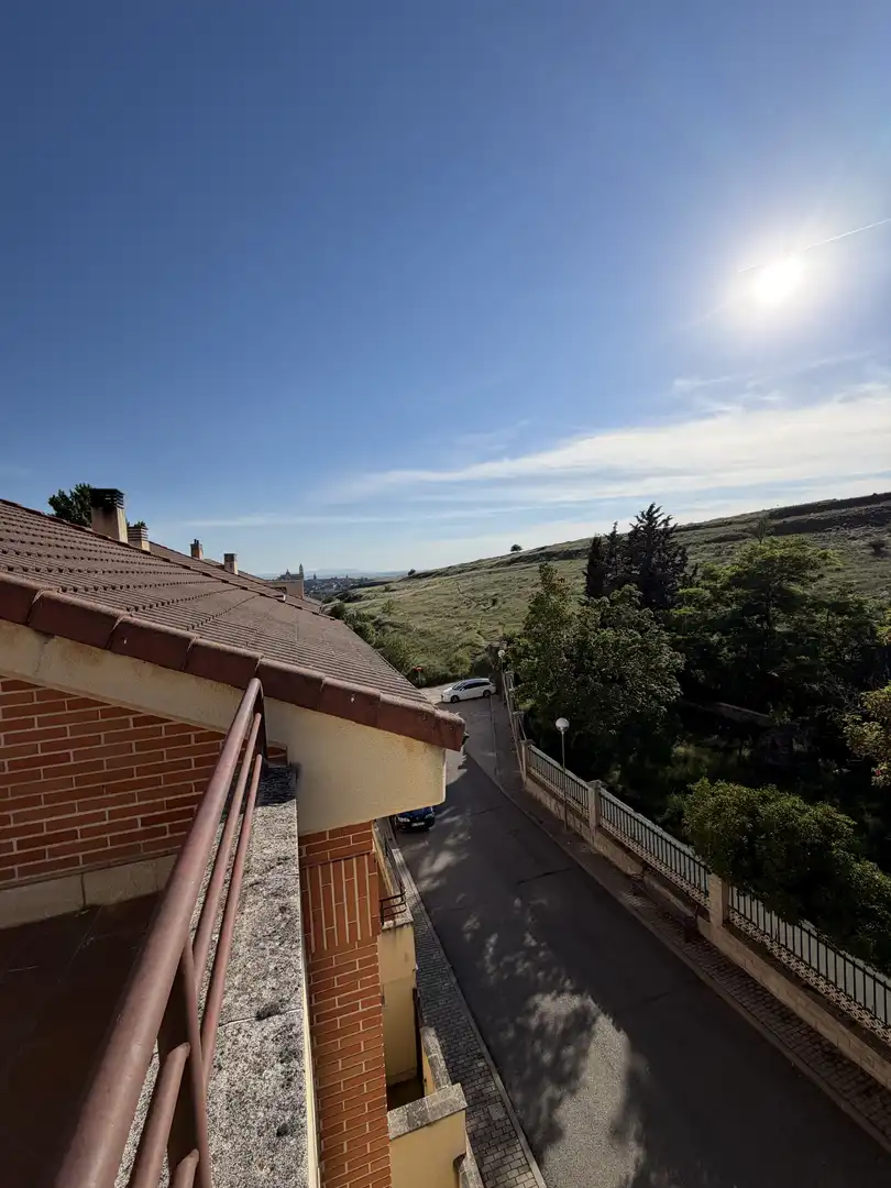 Wohnung zum Verkauf in Camino San Vicente, 19, La Lastrilla Außenansicht von Wohnung zum Verkauf in La Lastrilla mit Heizung, Privatgarten und Parkett