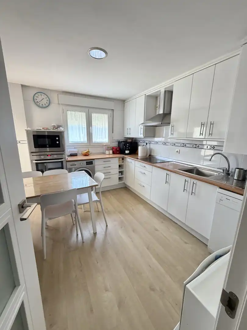 Wohnung zum Verkauf in Camino San Vicente, 19, La Lastrilla Küche von Wohnung zum Verkauf in La Lastrilla mit Heizung, Privatgarten und Parkett