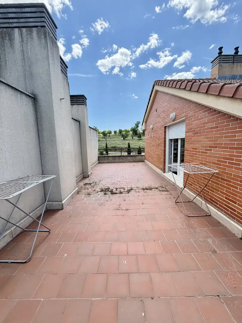 Wohnung zum Verkauf in Camino San Vicente, 19, La Lastrilla Terrasse von Wohnung zum Verkauf in La Lastrilla mit Heizung, Privatgarten und Parkett