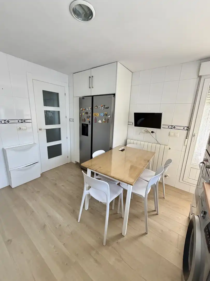 Wohnung zum Verkauf in Camino San Vicente, 19, La Lastrilla Küche von Wohnung zum Verkauf in La Lastrilla mit Heizung, Privatgarten und Parkett