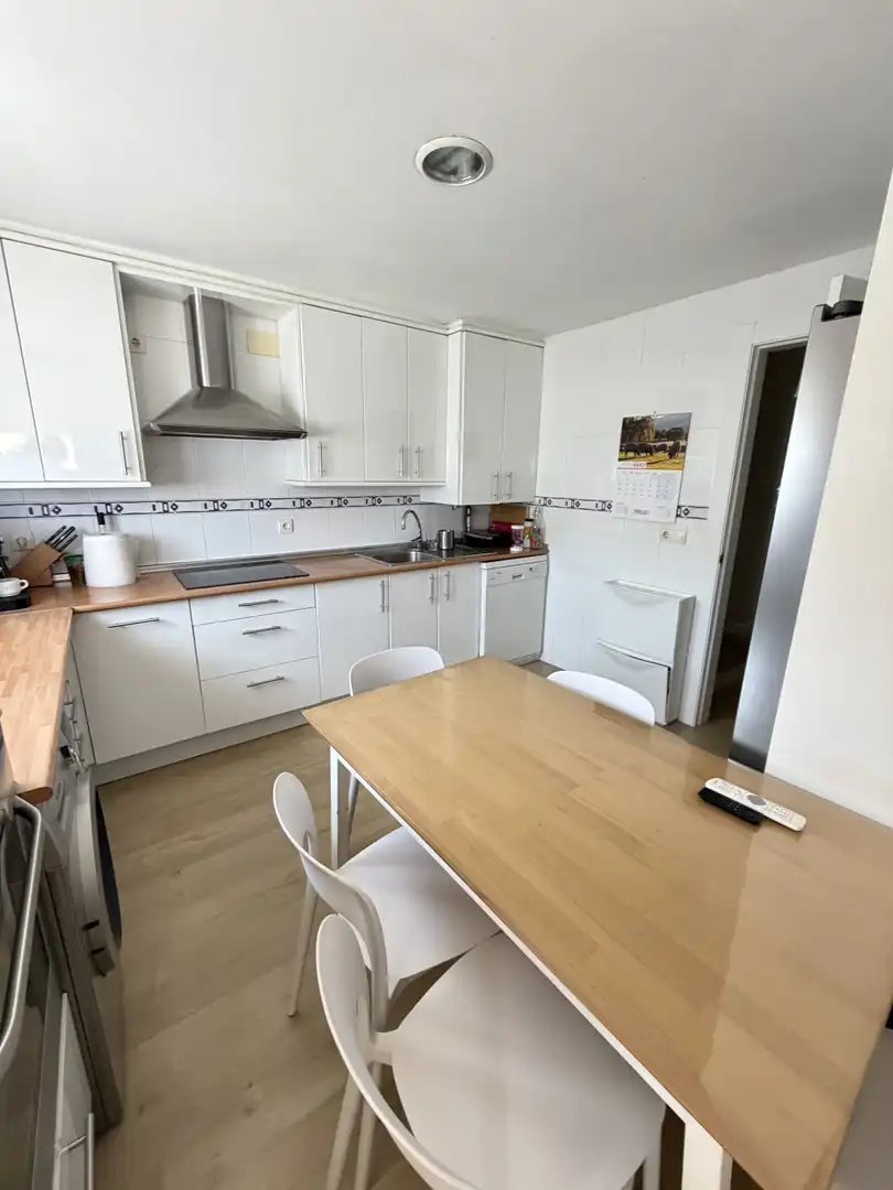 Wohnung zum Verkauf in Camino San Vicente, 19, La Lastrilla Küche von Wohnung zum Verkauf in La Lastrilla mit Heizung, Privatgarten und Parkett