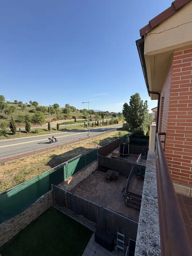 Wohnung zum Verkauf in Camino San Vicente, 19, La Lastrilla Außenansicht von Wohnung zum Verkauf in La Lastrilla mit Heizung, Privatgarten und Parkett