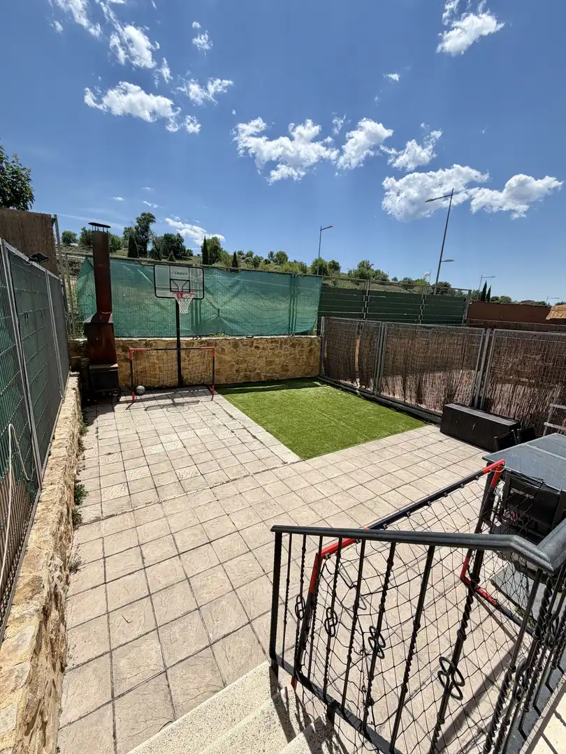 Wohnung zum Verkauf in Camino San Vicente, 19, La Lastrilla Terrasse von Wohnung zum Verkauf in La Lastrilla mit Heizung, Privatgarten und Parkett