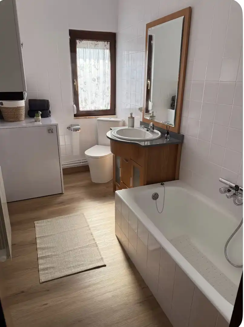 Room in Calle las Viñas, 340, Sierrapando Bathroom of Flat for share in Torrelavega with Heating, Private garden and Parquet flooring