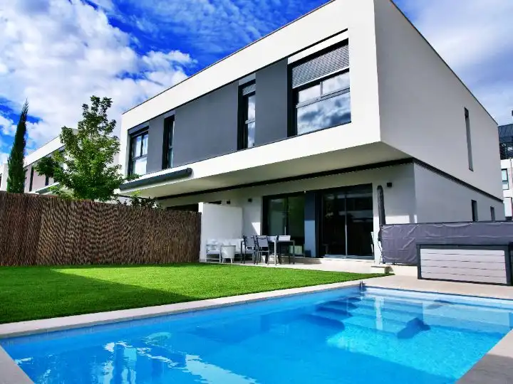 Piso en venta en Ronda de Aulencia, Ibiza - San Pedro Vista exterior de Piso en venta en Villanueva del Pardillo con Calefacción, Jardín privado y Trastero