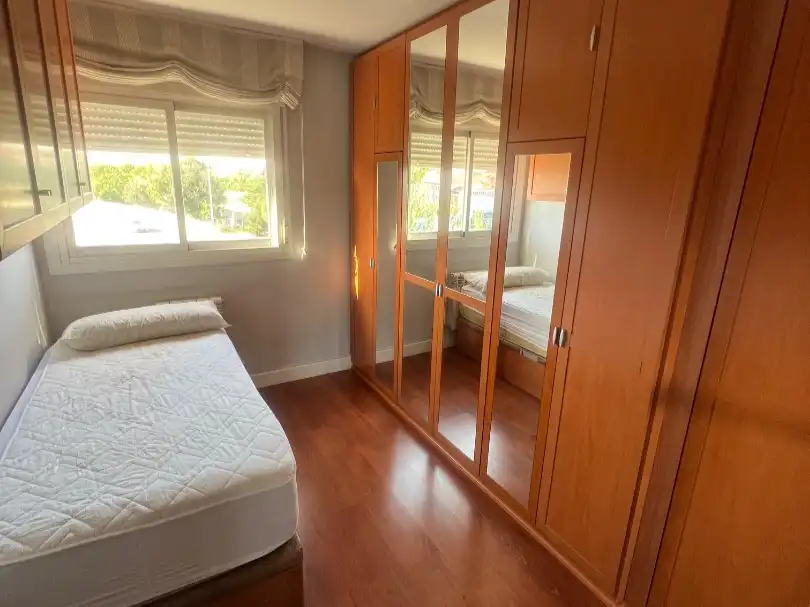 Habitació a Camino de Perales, 48, San Fermín Dormitori de Pis per a compartir en Madrid amb Aire condicionat, Jardí privat i Parquet