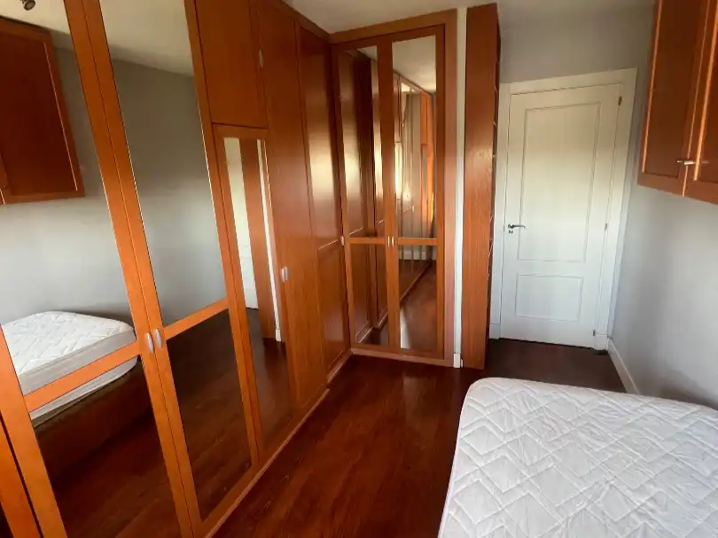 Bedroom of Flat for share in Madrid  with Air Conditioner, Private garden and Parquet flooring
