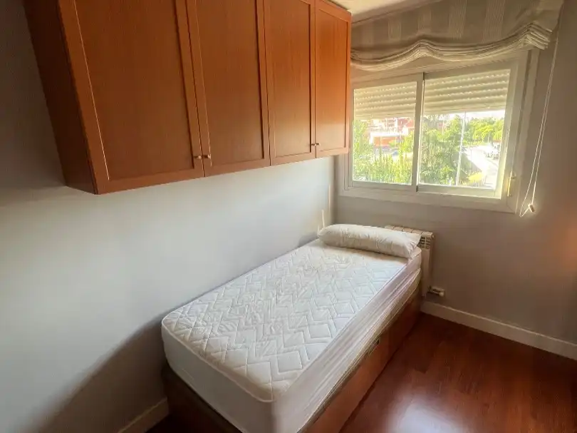 Bedroom of Flat for share in Madrid  with Air Conditioner, Private garden and Parquet flooring